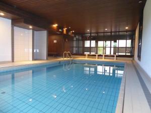 una gran piscina en un edificio en Family Star Winterberg Ferienwohnung 6 Pers Wifi Pool near Bikepark, en Winterberg