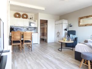 a living room and kitchen with a bed and a table at Mountain Suite Winterberg Ferienwohnung Pool Sauna Hund 4 Pers Wifi near Ski Lift in Winterberg