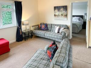 uma sala de estar com dois sofás e uma cama em 9 Dolphin Court em Brixham