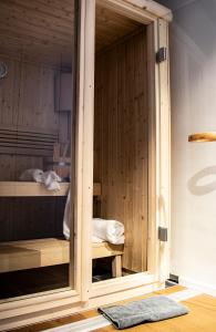 Cette chambre dispose d'un sauna avec une porte en verre. dans l'établissement GreenHill 4 - mit Privatsauna, à Oberstaufen