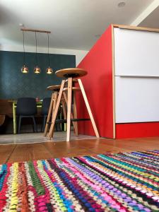 上斯陶芬的住宿－Rosinas - Alte Küche，一间设有桌子和彩色地毯的房间