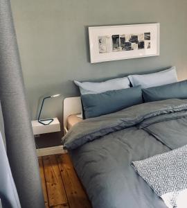 上斯陶芬的住宿－Rosinas - Alte Küche，一间卧室配有一张带蓝色和白色枕头的床