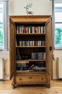 Knihovna v apartmánu