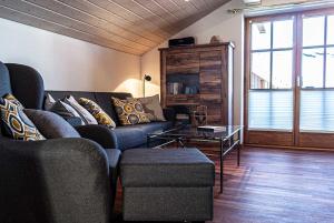 a living room with a couch and a table at Seelenruhe in Oberstaufen