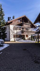 ein großes Haus mit einer steinernen Einfahrt davor in der Unterkunft Seelenruhe in Oberstaufen