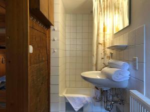 Koupelna v ubytování FEWO Bücheler + 18 fotografií