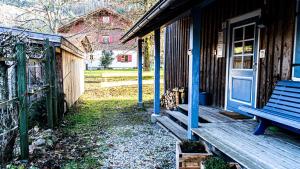 un portico di una casa con una porta blu e una panchina di FEWO Marion a Oberstaufen