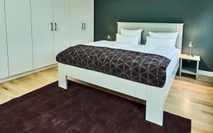 Ένα ή περισσότερα κρεβάτια σε δωμάτιο στο Apartement Jasmund mit Ostseeblick - Haus Fore zu Schloss Ranzow