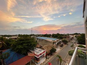 vistas a una calle de la ciudad con un cielo nublado en Edificio Itzé SOLARIS Apto 3 habitaciones en Tolú