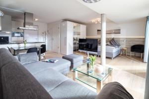 sala de estar con sofá y mesa en Schippers Huus 04 - Bismarckloft, en Norderney