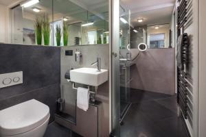 y baño con aseo, lavabo y ducha. en Schippers Huus 04 - Bismarckloft, en Norderney