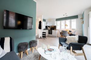 Willem und Konsorten - Ankerbucht في هايليغنهافن: غرفة معيشة مع أريكة وطاولة
