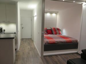 ein Schlafzimmer mit einem großen Bett mit roten Kissen in der Unterkunft Ferienpark Sierksdorf App 483 - Strandlage in Sierksdorf