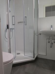 ein Bad mit einer Dusche, einem WC und einem Waschbecken in der Unterkunft Ferienpark Sierksdorf App 483 - Strandlage in Sierksdorf