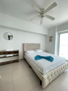 1 dormitorio con 1 cama y ventilador de techo en Resort Playa Azul 3 Dormitorios, en Tonsupa