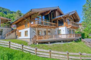 duży domek z bali z dużym tarasem w obiekcie Chalet Schmitten - by Alpen Apartments w mieście Zell am See
