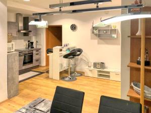 - une cuisine avec une table et des chaises dans la chambre dans l'établissement Apartment Birke 2 - by Alpen Apartments, à Bad Gastein