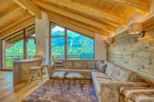 un soggiorno con divano e tavolo di Ski-in Ski-out Chalet Maiskogel 17A - by Alpen Apartments a Kaprun