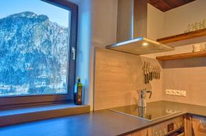 Kuchnia lub aneks kuchenny w obiekcie Haus Kitzsteinhorn 7 - by Alpen Apartments