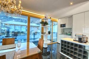 Kuchyň nebo kuchyňský kout v ubytování Design-Suite Pasithéa - by Alpen Apartments