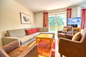 a living room with a couch and a table at Apartment Dunn - by Alpen Apartments in Bad Gastein