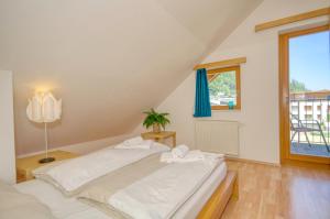 sypialnia z dużym łóżkiem i oknem w obiekcie Apartment Central - by Alpen Apartments w mieście Zell am See