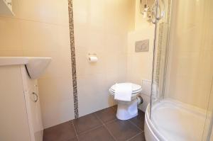 Ένα μπάνιο στο Apartment Valentina - by Alpen Apartments +19 φωτογραφίες
