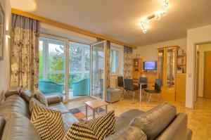 salon z kanapą i stołem w obiekcie Apartment Tini - by Alpen Apartments w mieście Zell am See