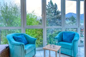 ツェル・アム・ゼーにあるApartment Tini - by Alpen Apartmentsの- 青い椅子2脚(窓付)