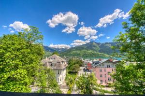 a cityscape of a town with mountains in the background at Mozart Top 3 - by Alpen Apartments in Zell am See