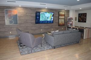 TV a/nebo společenská místnost v ubytování Candlewood Suites Houston I-10 East by IHG