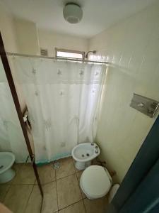 een badkamer met een toilet en een wastafel bij Departamento en microcentro de la ciudad in Mendoza