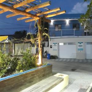 圣米格尔-杜斯米拉格里斯Pousada Caribe Milagrense的建筑前的木凉亭