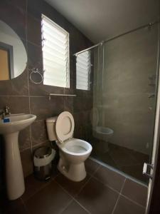 un bagno con wc, lavandino e doccia di Apartamento completo con aire en Valledupar a Valledupar Altre 3 foto