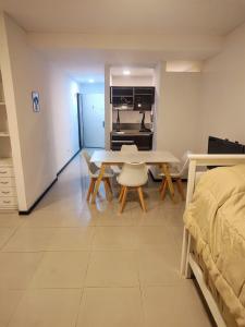 een woonkamer met een tafel en een bed bij bombonera y San Telmo in Buenos Aires