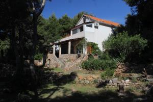 una casa en medio de un bosque en Apartments by the sea Zavala, Hvar - 8809, en Jelsa