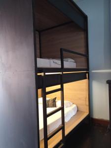 サン・ヒルにあるCasona Don Juan Hostelの二段ベッド2組が備わる二段ベッド付きの客室です。