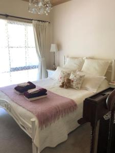 een slaapkamer met een bed met twee handdoeken erop bij Sherwood Park bed and breakfast in Somerville