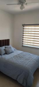 um quarto com uma cama e uma janela em Casa a 5 min., del Consulado americano em Ciudad Juárez