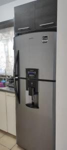 um frigorífico de aço inoxidável com um dispensador de água em Casa a 5 min., del Consulado americano em Ciudad Juárez