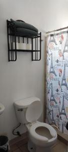 uma casa de banho com um WC e uma cortina de chuveiro em Casa a 5 min., del Consulado americano em Ciudad Juárez