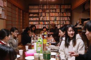 Khách lưu trú tại 泊まれる図書館 寄処 -yosuga-