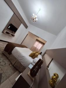 ein kleines Schlafzimmer mit einem Bett und einem Tisch mit Angeln in der Unterkunft OSTATUA ETXEA in Salta