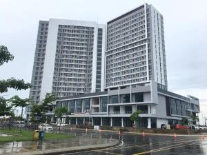 ein großes Gebäude mit zwei hohen Gebäuden in der Unterkunft Sea View Studio Flat at Losari Beach in Makassar