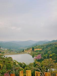 un lac au milieu d'une vallée dans l'établissement Homestay KV Houses - Cầu Đất, à Xuân Trường