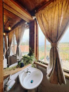 baño con lavabo y ventana en Homestay KV Houses - Cầu Đất, en Xuân Trường