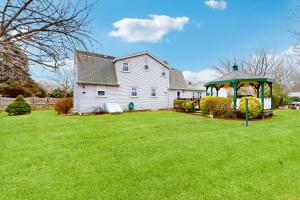 uma casa com um quintal com um gazebo em Coastal Charm on the Cape em Centerville