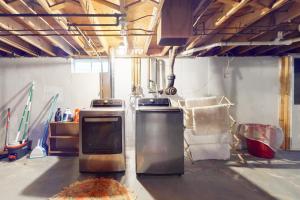 uma cozinha com dois fogões numa garagem em Coastal Charm on the Cape em Centerville