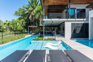 een zwembad voor een huis bij 8 Beachfront Mirage in Port Douglas