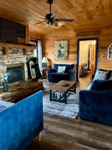 uma sala de estar com sofás azuis e uma lareira em Blue Beary Delight Newly renovated Near Everything em Sevierville